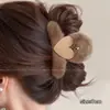 Pinza para el pelo de felpa con lunares de alta gama 2026, Pinza de tiburón moderna y exquisita para mujer, Versátil para el uso diario y el trabajo, Accesorio para el cabello