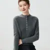 Suéter de Cachemira con Media Botonadura de Estilo Sencillo para Mujer Moda Otoño Invierno Nicho Suave Pegajoso Cuello Semialto Tejido Pulóver Capa Base