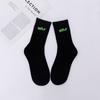 Calcetines mujer Negro y Blanco letras clásicas bordadas calcetines de caña alta hombres y mujeres calcetines para parejas primavera y otoño calcetines altos al por mayor