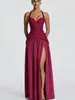 Vestido de festa romântico e elegante estilo francês com fenda, saia longa, cintura com amarração, aplicação de renda, gola halter e sem alças
