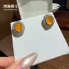 Nuevos aretes de calcedonia de hielo alto cuadrados estilo chino, simples y elegantes, que encarnan una estética china moderna con un toque de encanto tradicional. Estos pendientes discretos y minimalistas son pequeños y delicados