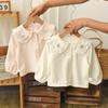 Camisa de primavera y otoño para niñas, estilo occidental, con personalidad infantil, moderna, dulce y linda, con encaje y dibujos animados bordados.