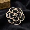 Broche Floral de Perlas Estilo Otoño e Invierno Europeo y Americano para Mujer, Adecuado para Trajes, Chaquetas Ol y Qipao, Broche Versátil y Elegante