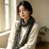 Bufanda nueva floral estilo coreano plisada, bufanda de seda para mujer, moda otoño e invierno, versátil, moderna, vintage, artística