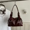 Bolsa de ombro vintage para comércio exterior para mulheres 2026, nova bolsa de ombro transfronteiriça estilo punk versátil estilo motociclista com tachas moderna