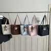Nova bolsa tote casual e estilosa 2026, apresentando um design minimalista, aparência moderna e grande capacidade, perfeita como bolsa de ombro de verão para mulheres