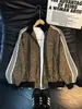 Chaqueta retro americana con patrón de espinas y cuello alto, chaqueta de béisbol de diseño otoñal para hombre, prenda exterior de corte limpio con tres rayas