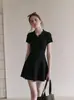 Deslumbrante vestido T-shirt preto com gola polo de manga curta para mulheres, para o verão, acinturado, emagrecedor, elegante, estilo boneca 10636