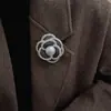 Broche de Camelia y Perla Estilo Francés, Broche Versátil Elegante y de Alta Gama para Otoño e Invierno, Accesorio para Traje y Abrigo