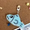 Chaveiro Peixinho Engraçado de Desenho Animado Subaquático Peixe Cinza Azul Fofo e Interessante Pingente para Mochila de Estudante Acessórios de Pingente