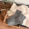 Nuevos calcetines para mujer Otoño/Invierno 2026: Calcetines Cortos de Perla, Algodón Ligeramente Comprimido, Transpirables, Estilo Universitario, Estilo Coreano Calcetines para Mujer al por Mayor