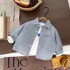 Camisa para niño 2026 primavera y otoño nuevo estilo camisa a rayas bordada de cachorro top versátil casual de manga larga para niños pequeños y medianos