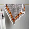 Elegante Bufanda Cuadrada de Sarga de Seda Tono Claro 90 cm, Adecuada para Todas las Estaciones, Bufanda Decorativa de Seda para Mujer, Bufanda Cuadrada al por Mayor en Stock