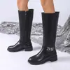 Botas Femininas de Couro Britânico com Fivela de Novo Estilo, Cano Médio Salto Quadrado, Botas de Motociclista de Salto Médio, Botas de Equitação, Botas de Comércio Exterior Tamanho Grande, Atacado de Botas Femininas