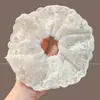 Goma para el pelo de encaje francés, un accesorio para el cabello de alta gama para mujer, perfecto para crear un moño o una cola de caballo elegante. Es un coletero delicado y elegante, disponible en tamaño grande