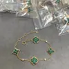 V Dourado 3.0 Banhado a 18K, Luxo Leve e Sensação de Alto Padrão, Pulseira de Trevo de Quatro Folhas com Concha Branca para Mulheres, Madrepérola Natural, Elegante e Fashion