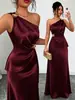 Vestido de Noite de Cetim Europeu e Americano para Comércio Exterior com Um Ombro, Nó Torcido, Botão Dourado, Cintura Alta, Fenda, Cauda de Peixe, Vestido de Noite Longo