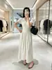 Vestido suéter novo de outono de 2026 com gola polo, justo ao corpo, acinturado, em linha A, longo acima do joelho, simples e emagrecedor, vestuário feminino elegante