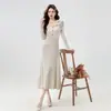 Elegante vestido estilo francês para ocasiões importantes, com cintura marcada e um toque sofisticado, combinado com um vestido de tricô cor de café para o outono