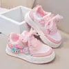 2026 Nuevos Tenis Infantiles Primavera y Verano Malla Casual Versátiles Zapatos Deportivos Niñas Lindos Dibujos Animados Zapatos Blancos