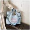 Otoño 2026 Nuevo Bolso de Gran Capacidad para Estudiantes y Viajes Diarios Bolso Tote Portátil para Mujer Bolso de Hombro con Bordado de Letras Bolso Cruzado