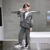Conjunto de terno casual para meninos, nova coleção de outono 2026, terno infantil de tamanho médio e grande, conjunto de primavera e outono para crianças, casaco da moda com listras