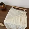 Lenço Triangular Bordado Limpo e Nítido para Mulheres, Usado em Camadas como um Lenço de Quadril, Acabamento em Renda Decorativa, Lenço de Amarrar com um Toque de Luxo