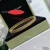 Pulseira com Contas em Ouro 18K Banhado a Ouro V Novo Estilo para Mulheres, Banhada a Ouro 18K e Cheia de Diamantes, Luxo Leve, Versátil e Não Desbota