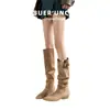 Botas casuais longas com textura de couro para mulheres, botas de salto bloco vintage de verão, botas altas emagrecedoras de bico fino estilo francês