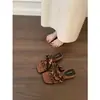 Sandalias de cuña de diseño de nicho de moda de verano versión coreana 2026 para mujer, punta redonda, punta abierta, tacón bajo, chanclas para mujer
