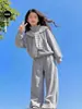 Conjunto de Outono para Meninas 2026 Novo Estilo Moletom para Meninas Xale Estiloso Conjunto Casual de Três Peças Roupa de Primavera e Outono para Meninas