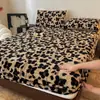 Set de cuatro piezas de lujoso estampado de leopardo en terciopelo de leche, engrosado y cálido, ropa de cama de invierno, sábana bajera, colcha de terciopelo de conejo