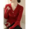 Suéter de punto ajustado de moda para invierno con cuello en V, diseño de botones, modelo nuevo 2026, dobladillo con abertura, top versátil de manga larga