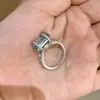 Anel Quadrado Azul de Diamante Levemente Luxuoso e Exquisito, com um Design Sofisticado e Criativo que Transmite Alta Qualidade, Adequado para Uso Diário e Versátil para o Trabalho