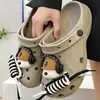 Nuevos Zuecos de Verano para Uso en Exteriores, Lindos Zapatos de Enfermera de Dibujos Animados de Tacón Bajo, Nuevas Sandalias Cerradas Transpirables de Pareja 2026