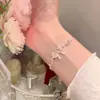 Pulsera de encaje hueco con lazo puramente deseable para niña, diseño de nicho para mujer, extremadamente hermosa y con sensación de alta gama, cadena de mano y joyería