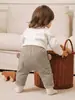 Calça listrada de algodão macio Classe A para bebê de outono, calça de outer wear para bebê com barra larga, calça casual infantil com rosto sorridente
