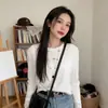Camiseta Estilosa Estilo Europeu com Renda na Gola Redonda e Mangas Longas para Mulheres, Moda Versátil Slim-Fit da Primavera de 2026, Camiseta Básica que Reduz a Idade