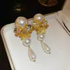 Pendientes de borla de flor de concha blanca transfronterizos europeos y americanos con perlas, pendientes de estilo de corte francés, pendientes ligeros y lujosos con un toque de alta gama