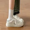 Tênis de lona com sola grossa estilo coreano para mulheres, 2026, muito estiloso, adequado para primavera e outono, casual, com estampas de estrelas, e em branco