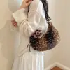 2026 Nuevo Bolso de Mano Peludo de Gama Alta Bolso de Felpa Estilo Coreano para Mujer Moda de Nicho Bolsos de Axila con Manchas de Ciervo Pequeño de Moda