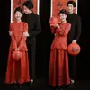 Estudio Fotográfico Estilo Retro Hong Kong Traje Rojo Tostado Traje de Pareja Elegante Banquete Boda Compromiso Foto en Interiores