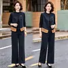 Conjunto de tres piezas de mamá: chaleco de patchwork, blusa básica para mujer y pantalones de pierna ancha, colección otoño 2026, diseñado para mujeres de mediana edad y mayores, con un look juvenil