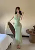 Elegante y sexy vestido francés sin espalda con cuello halter, diseñado con una cintura ceñida, perfecto para eventos nocturnos, un vestido largo que realza la figura para el verano