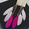 Brincos de penas fluidas estilo boêmio europeu e americano, nicho retrô, novo estilo, brincos étnicos com franjas e blocos de cores, atacado.