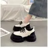 Mocassins de Plataforma com Cadarço para Mulheres 2026 Primavera e Outono Novo Estilo Super Popular Aumentador de Altura 6cm Sapatos de Couro Preto para Pessoas Baixas