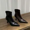 Botas de Moda Versáteis Novas Outono e Inverno 2026 Botas de Moda de Salto Alto com Zíper nas Costas Salto Fino Estilo Francês Bico Fino Botas Curtas Slim para Mulheres