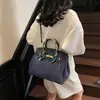 Bolso de Mano de Lujo Ligero Transfronterizo, Bolso Cruzado para Mujer, Estilo Nuevo con Hebilla de Cierre, Bolso de Hombro Versátil, Patrón de Lichi, Bolso de Mano de Alta Gama para el Trabajo