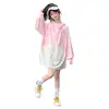 Traje de protección solar para niñas de verano 2026 nuevo modelo, chaqueta fresca con capucha extragrande de protección solar combinada con top sin mangas y shorts conjunto de tres piezas