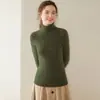 Suéter de Cashmere Feminino Bai Cai Rong Outono/Inverno 2026 com Gola Alta Canelada, Design Versátil, Tricô de Lã